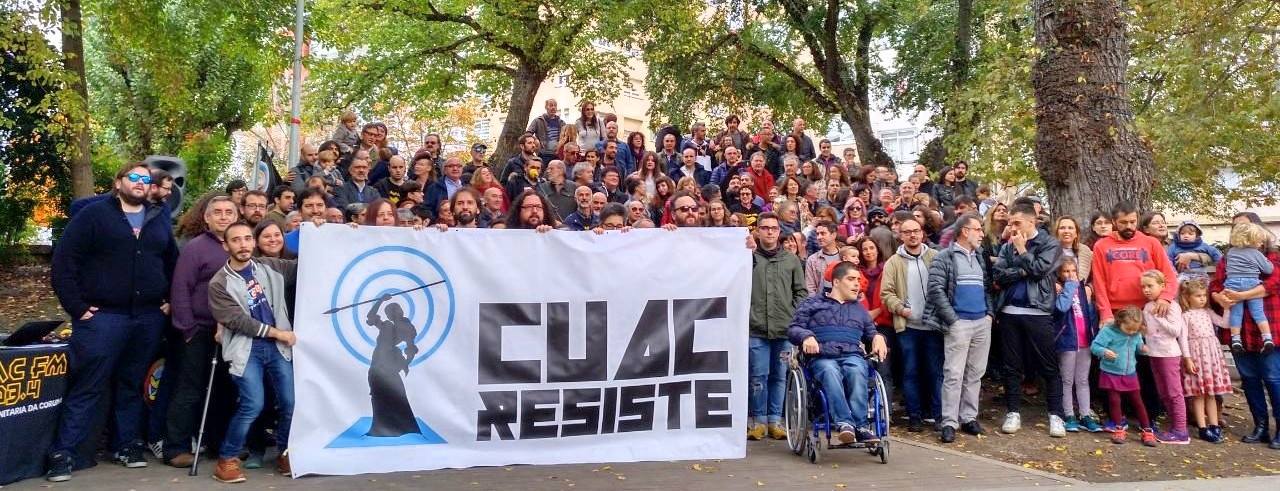 Concentración tras la firma del manifiesto en defensa de CUAC FM