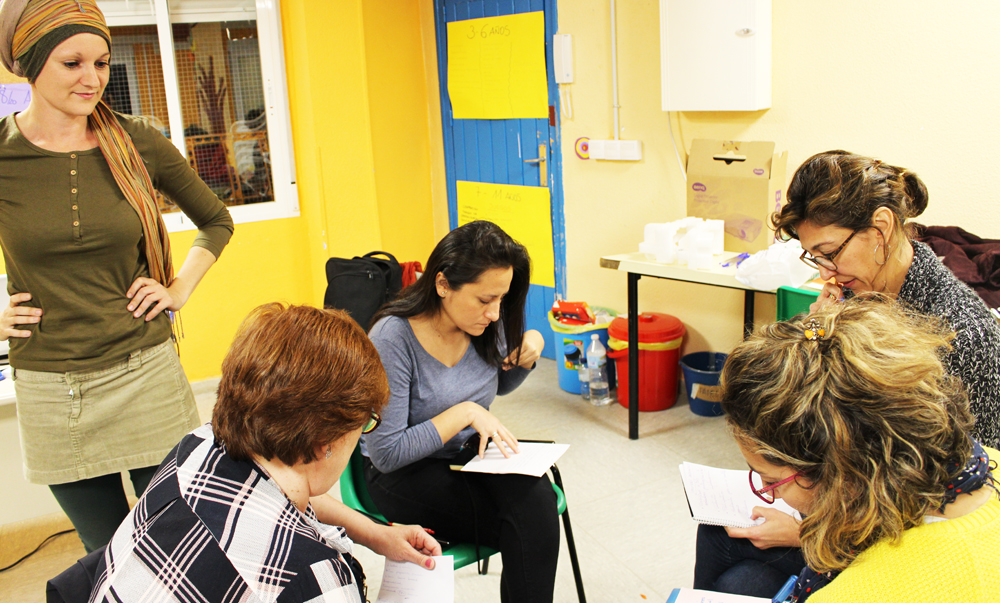 Lucía Callén, presidenta de Onda Merlín Comunitaria, de pie junto a otras mujeres.