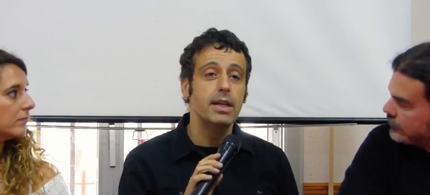 Javier García habla sobre la democratización de Internet usando la experiencia de los medios comunitarios.